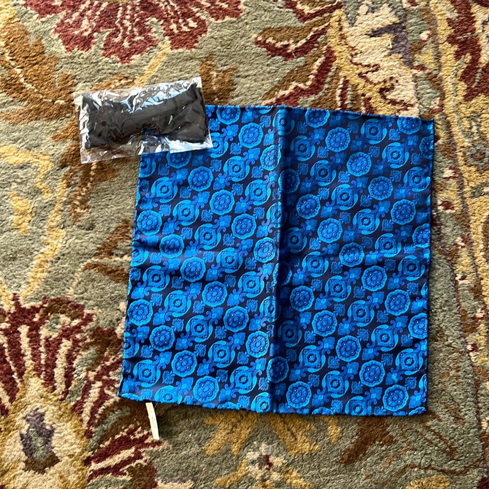 Italo FerreTTi Silk Pocket Square &Silk bow tie